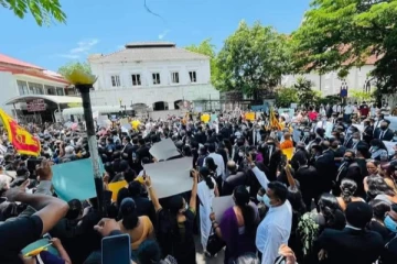 சட்டமா அதிபர் திணைக்களத்தை முற்றுகையிட்ட சட்டத்தரணிகள்! (படங்கள்)