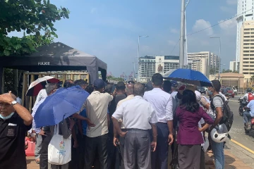 கொழும்பு - காலிமுகத்திடலில் திரண்ட ஆர்ப்பாட்டக்காரர்கள்! குவிக்கப்பட்ட கலகத்தடுப்பு பிரிவினர் (Photos)