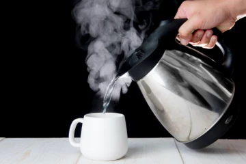 வெந்நீர் அடிக்கடி குடிப்பதால் இப்படி ஒரு பிரச்னை ஏற்படுமா? அவசியம் தெரிந்து கொள்ளுங்கள்