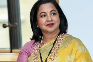 60 வயசில் சிகரெட்டுடன் போஸ்! வில்லியாகவே மாறிய நடிகை ராதிகாவின் புகைப்படம்..