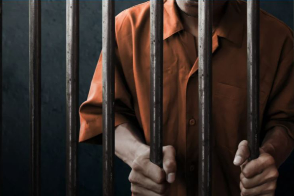 வழக்கை விசாரிக்காத விரக்தியில் நீதிபதி மீதே செருப்பை வீசிய டீக்கடை ஓனர் ..! என்ன நடந்தது..? | Ahmedabad Court Order Tea Shop Owner 18 Month Lock