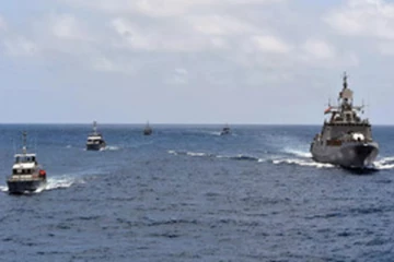 இந்திய கடற்படையினரின் துப்பாக்கி சூட்டுக்கு இலக்கான கடற்றொழிலாளர்