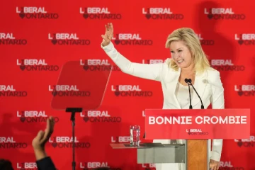 போனி கிராம்பி கட்சித் தலைமைப் பதவியை தொடர ஆதரவு