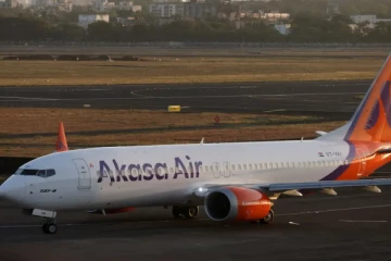 ஓடுபாதையில் விமானத்தின் அவசரகால கதவை திறந்த பயணியால் பரபரப்பு