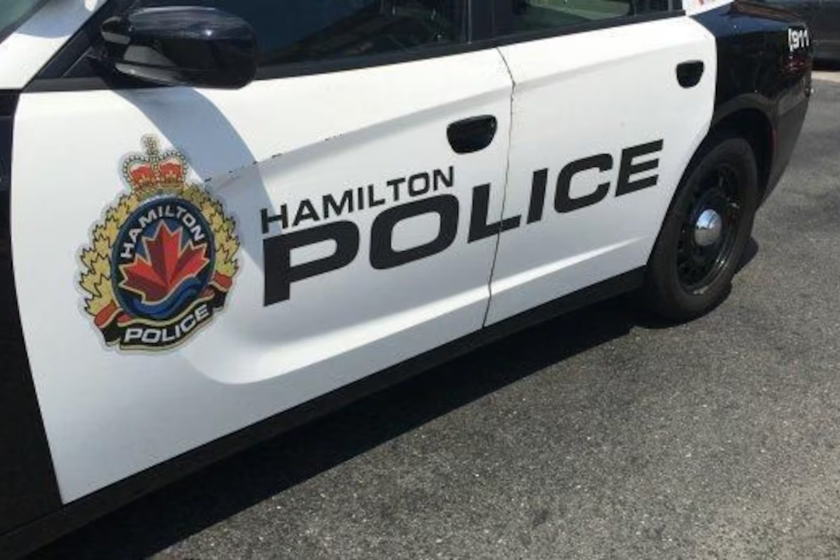 சஸ்காட்சுவான் ஆயுதக் கொள்ளை: தலைமறைவான இருவர்! | Hamilton Police Arrest 3 Teens In Collision சஸ்காட்சுவான் ஆயுதக் கொள்ளை: தலைமறைவான இருவர்! | Hamilton Police Arrest 3 Teens In Collision