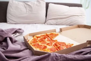 டிப்ஸ் தராத கஸ்டமர்.. கர்ப்பிணிப் பெண்ணை 14 முறை கத்தியால் குத்திய பெண் - ஷாக் சம்பவம்!