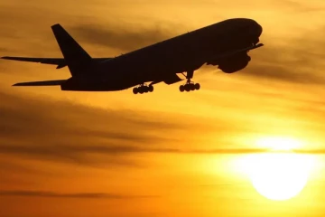 அமெரிக்காவில் திடீரென கழன்று விழுந்த விமான சக்கரம்