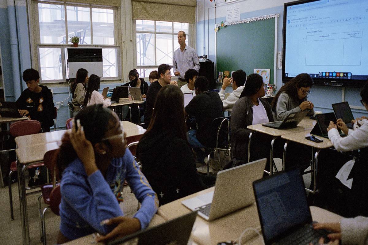 நியூயோர்க் நகரில் மாணவர்களுக்கு AI பயன்படுத்த தடை | New York City Bans Students From Using Ai