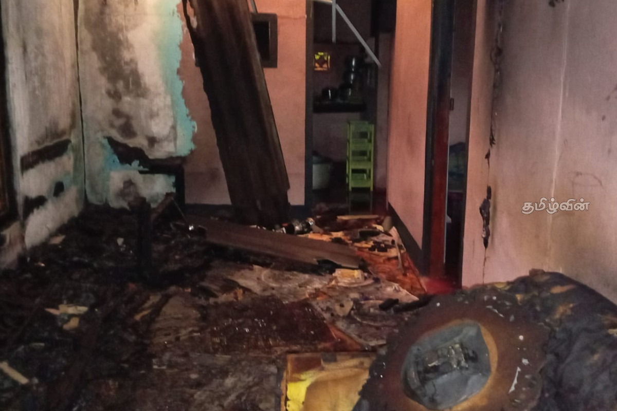 வவுனியாவில் வீடு தீக்கிரை: பெறுமதியான பொருட்கள் எரிந்து நாசம் | House Catches Fire In Vavuniya