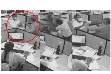 அரசு அலுவலகத்தில் உயரதிகாரியை சட்டையை பிடித்து அடித்து தள்ளிய ஊழியர் : வீடியோ வைரலானது!