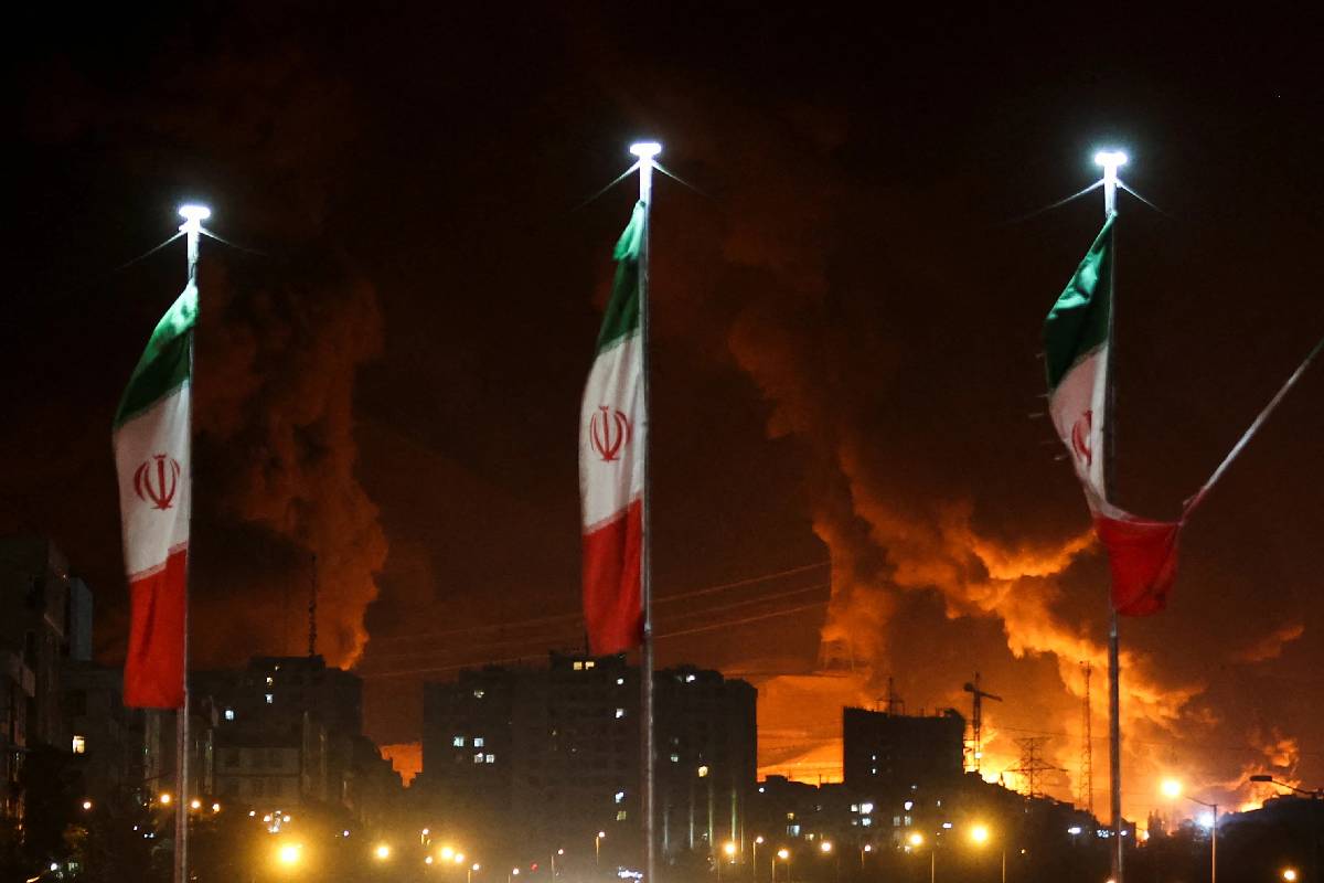 ஈரான்–அமெரிக்கா இடையிலான பதற்றம் உச்சக்கட்டம் ; புதிய தரைவழித் தாக்குதல் திட்டம் | Tensi Between Iran Us Spark New Ground Attack Plan