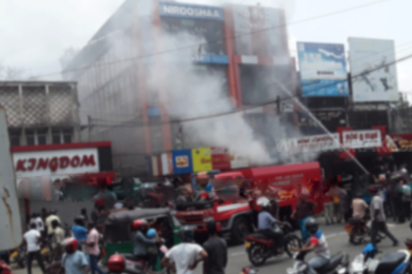 பல வர்த்தக நிலையங்களில் திடீர் தீப்பரவல்! | A Sudden Fire In Many Commercial Centers
