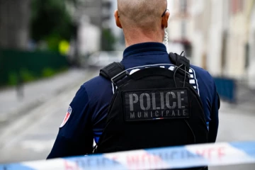 தான் பெற்ற குழந்தையை தொப்புள் கொடியுடன் தூக்கி எறிந்த அமெரிக்க யுவதி