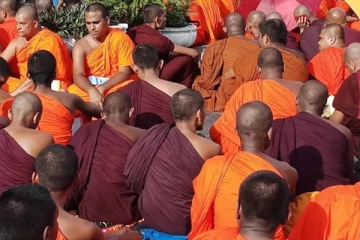 போராட்ட களத்தில் குதித்த மகா சங்கத்தினர்!