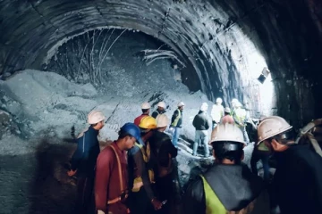 சுரங்கத்துக்குள் சிக்கியுள்ள தொழிலாளர்கள்:தொழில்நுட்பம் தோற்ற நிலையில் கைகளால் துளையிடும் மீட்புக்குழுவினர்