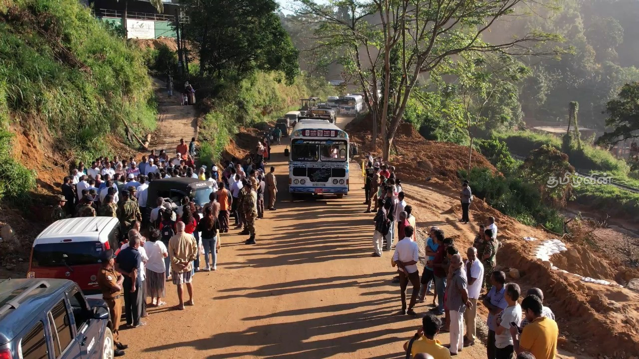 நாவலப்பிட்டி – கண்டி பிரதான வீதி 18 நாட்களுக்கு பின்னர் திறக்கப்பட்டது 1 Gallery