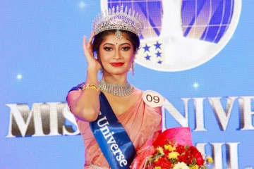 இலங்கையின் முதலாவது திருமணமாகாத அழகு ராணியாக தமிழ் பெண் (Photos)