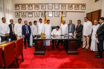 சபாநாயகருக்கு எதிராக எதிர்க்கட்சிகள் கடிதம்