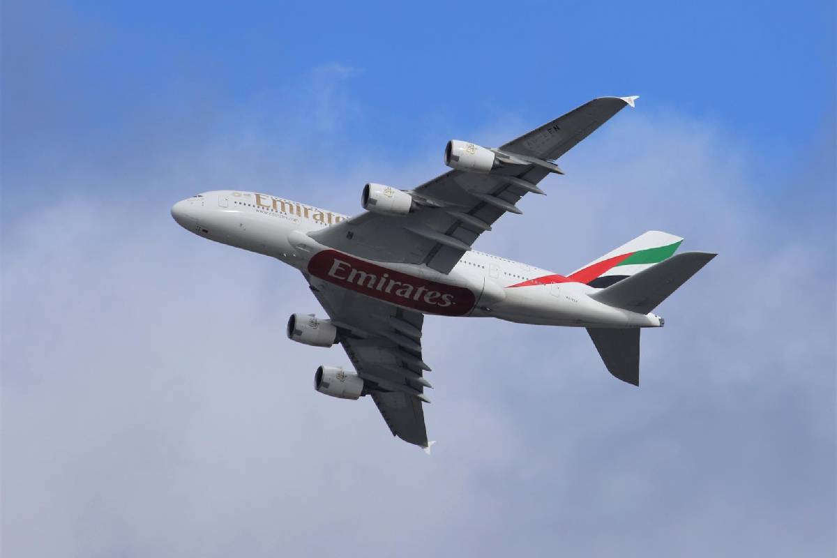 தொடரும் ட்ரோன் அச்சுறுத்தல்கள்! துபாய் விமான நிலைய நடவடிக்கைகள் தற்காலிகமாக நிறுத்தம் | Dubai Airport Stop Temporarily