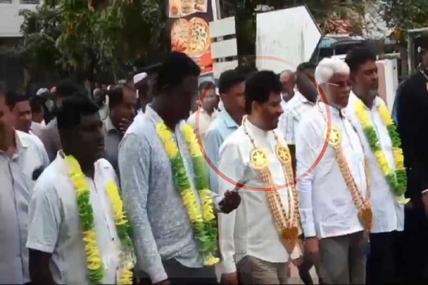 பிடியாணை பிறப்பிக்கப்பட்ட எம்.பி பகிரங்கமாக சிறப்பு விருந்தினராக