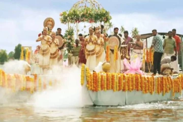 ஏரிக்கு நடுவே மண்டபம் அமைத்து கேரளாவில் நடந்த ஆடம்பர திருமணம்! புகைப்படங்கள் வைரல்