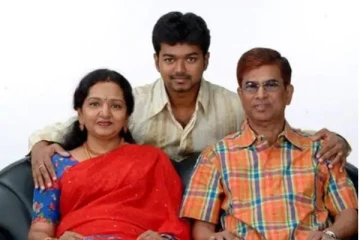 தளபதி விஜய் தனது தாய், தந்தையுடன் எடுத்துக்கொண்ட புகைப்படம்.. இதுவரை பலரும் பார்த்திராத ஒன்று