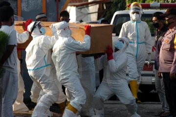 வெளிநாடொன்றில் ஒரே நாளில் 2,048 பேர் கொரோனா தொற்றால் உயிரிழப்பு!