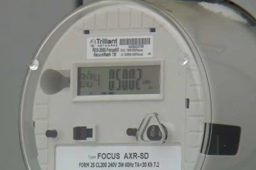 பல ஆண்டுகளாக அயல் வீட்டு மின் கட்டணத்தை செலுத்திய பெண்