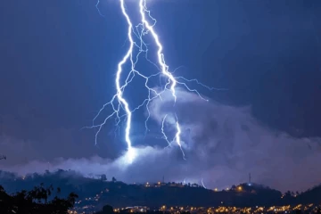 දිස්ත්‍රික්ක රැසකට ප්‍රබල අකුණු අනතුරු ඇඟවීම් - කාලගුණයෙන් හදිසි නිවේදනයක්