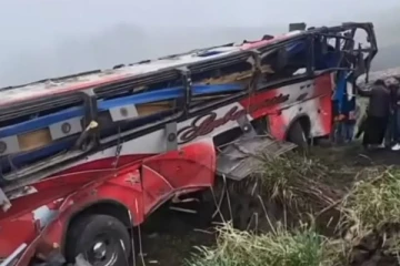ஈக்வடோரில் பேருந்து விபத்தில் 21 பயணிகள் உயிரிழப்பு