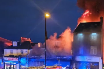 தெற்கு லண்டனில் பாரிய தீ விபத்து; அடுக்குமாடி குடியிருப்பில் பரபரப்பு