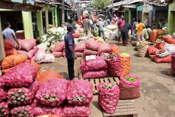 நாடளாவிய ரீதியிலுள்ள மொத்த விற்பனையாளர்கள் கொழும்பு செல்வதற்கு அனுமதி