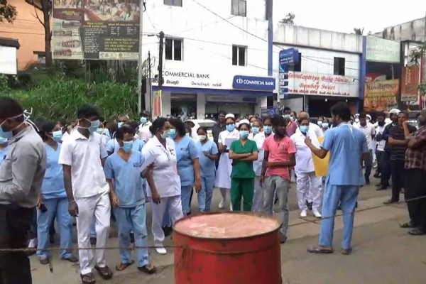 முல்லைத்தீவு வைத்தியசாலைக்கு முன்பாக பாரிய வேலை நிறுத்த போராட்டம் - விடுக்கப்பட்ட அழைப்பு! | Sri Lanka Hospitals Health Service Union Protest