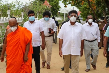 அரசியல் அதிகாரங்களைப் பயன்படுத்தி நிலங்கள் சூறையாடுவதை அனுமதிக்க முடியாது - சஜித் காட்டம்