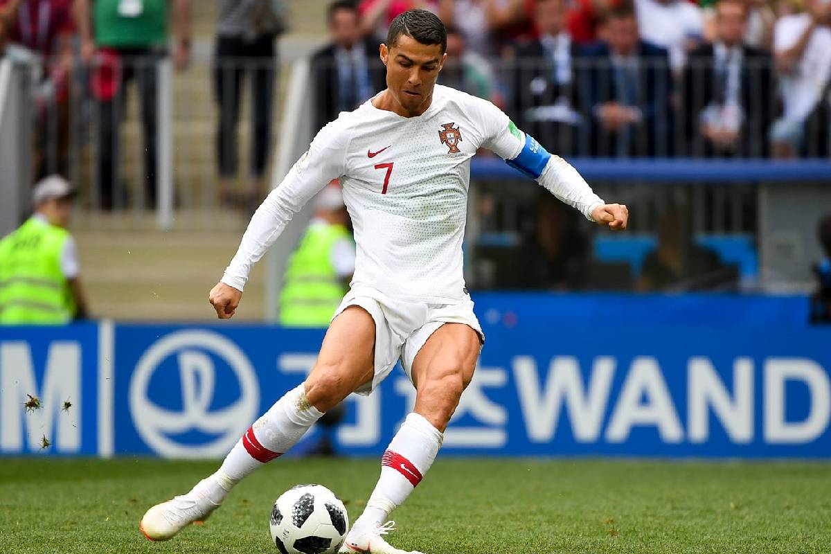 ஓய்வு பெறுகிறார் பிரபல கால்பந்து ஜாம்பவான் ரொனால்டோ | Cristiano Ronaldo Retirement At End Of Season