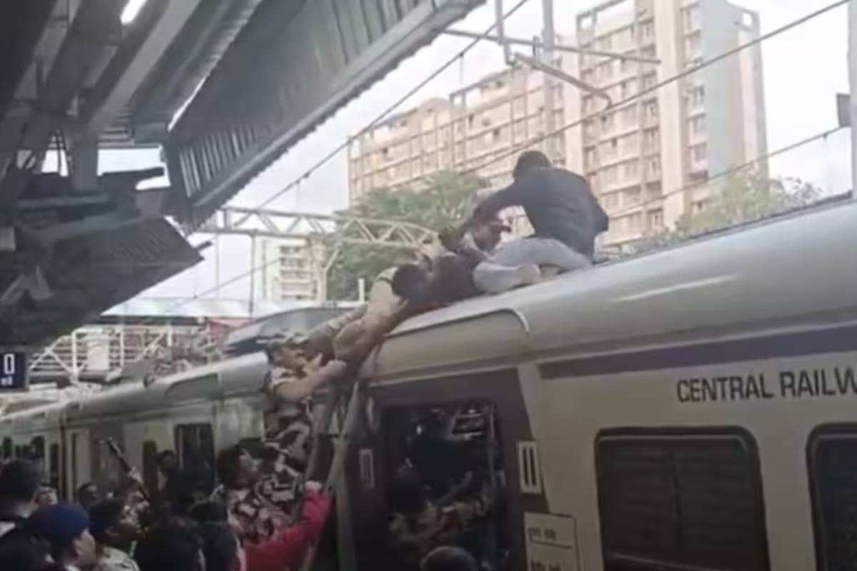 மின்சார ரயில் மீது ஏறிய நபருக்கு நேர்ந்த பயங்கரம் | Man Climb To Mumbai Train Roof Hit Electric Wire மின்சார ரயில் மீது ஏறிய நபருக்கு நேர்ந்த பயங்கரம் | Man Climb To Mumbai Train Roof Hit Electric Wire