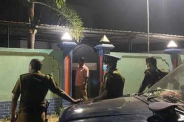 நள்ளிரவில் இடம்பெற்ற கொடூர கொலை சம்பவம் ; சந்தேக நபரின் வீடு தீக்கிரை