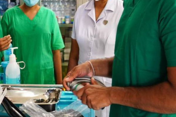 யாழில் கிளினிக்கில் இருந்த வைத்தியர் - இளம் தாதியை கடுமையான தாக்கிய மனைவி! | Jaffna Clinic Stay Wife Beats Doctor Young Nurse