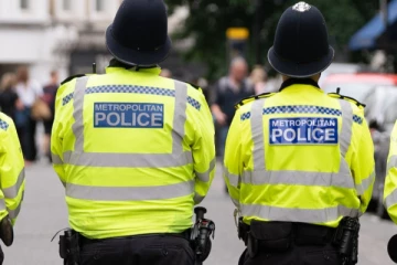 லண்டனில் வீட்டிற்குள் ஆயுதங்களுடன் புகுந்த கும்பல்: பொலிஸார் அவசர கோரிக்கை