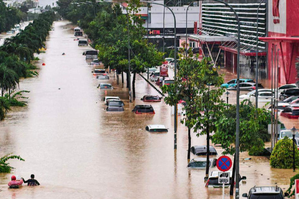 வெள்ளத்தில் தத்தளிக்கும் வியட்நாம் ; உயிரிழந்தவர்களின் எண்ணிக்கை தொடர்ந்து அதிகரிப்பு | Death Toll Rises Due To Floods In Vietnam