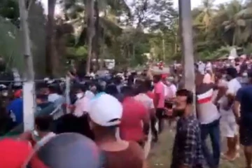 கட்சி தாவிய சாந்த பண்டார வீடு முற்றுகை!