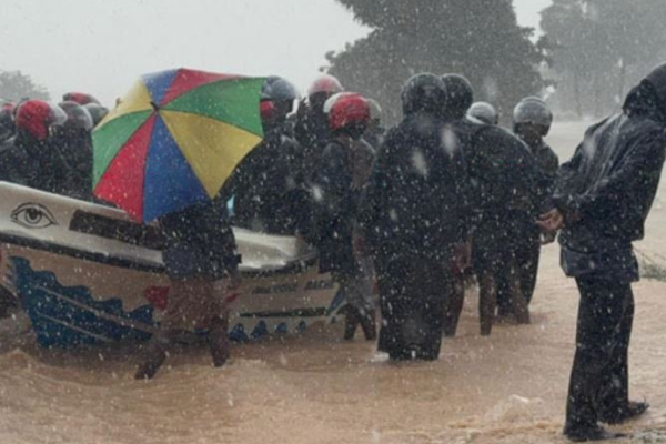 முல்லைத்தீவு விவசாய கிராமத்தில் சிக்கியிருந்தவர்கள் மீட்பு! | People Stucked In Mullaiteevu Were Rescued