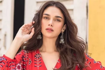 நடிகை அதிதி பிரபல நடிகருடன் காதலா? - ரியாக்ஷனில் ரிலேசன்ஷிப்பை உறுதி செய்த நடிகை!