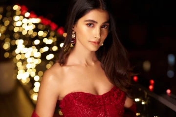 ரெட் ஹாட் உடையில் நடிகை பூஜா ஹெக்டேவின் தீபாவளி ஸ்டில்கள்