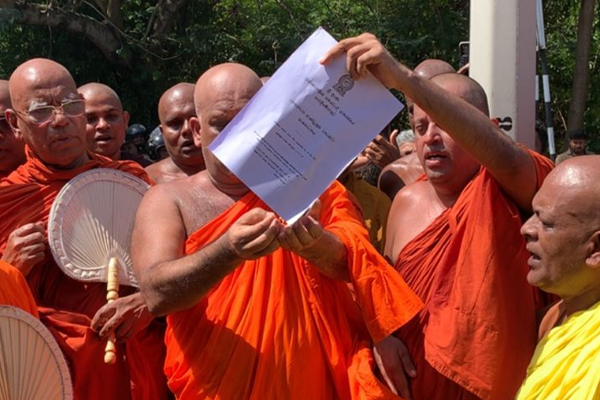 13 ஆவது திருத்தச்சட்டம் குறித்து விளக்கமின்மையாலேயே தேரர்கள் வீதிகளில் இறங்கியுள்ளனர்: மனோ கணேசன் | Mano Ganeshan About 13Th Amendment 13 ஆவது திருத்தச்சட்டம் குறித்து விளக்கமின்மையாலேயே தேரர்கள் வீதிகளில் இறங்கியுள்ளனர்: மனோ கணேசன் | Mano Ganeshan About 13Th Amendment