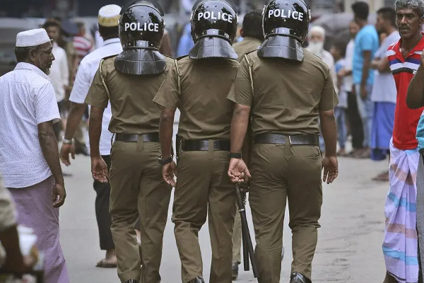 காவல்துறை அதிகாரி மீது தாக்குதல் - இளைஞன் கைது | The Youth Attacked The Police Officer