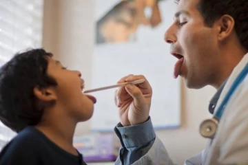 கனடாவில் சிறுவன் ஒருவனுக்கு  மஞ்சளாக மாறிய நாக்கு!