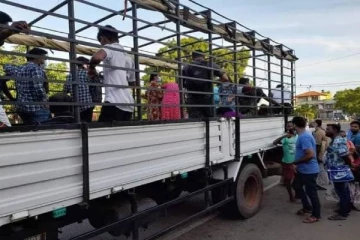 இலங்கையில் பேருந்து நிறுத்தத்தில் லொறிச் சாரதியின் மனிதாபிமானம்!