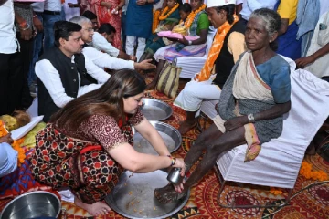 125 பேரின் கால்களைக் கழுவிய எம்.எல்.ஏ - என்ன காரணம் தெரியுமா?