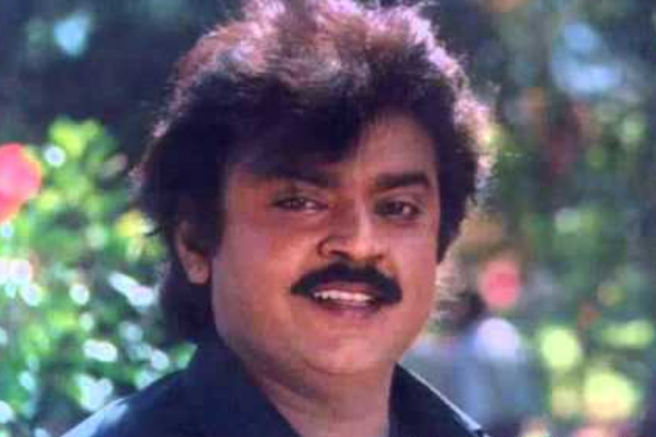 அச்சு அசல் விஜயகாந்த் போல் மாறிய ரசிகர்.. அனைவரையும் கண்கலங்க வைத்த வீடியோ.. | Vijayakanth Look Alike Video